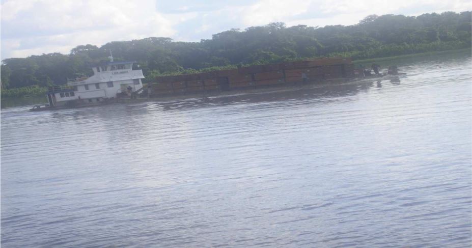 Un bateau transporteur de produits forestiers navig
uant sur la rivière Sangha 